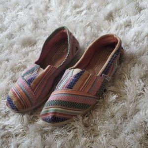 Women's 7.5 multicolored Toms shoes